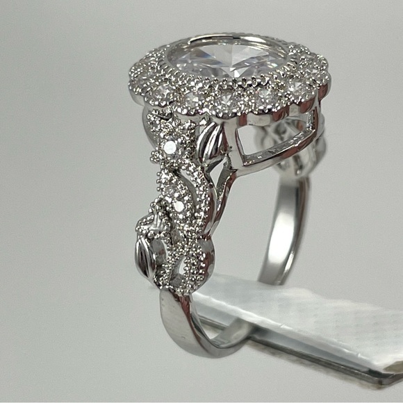 Beautiful Art Deco Vintage Look Oval Cut White Diamond CZ Silver Plated Ring - Picture 3 of 3